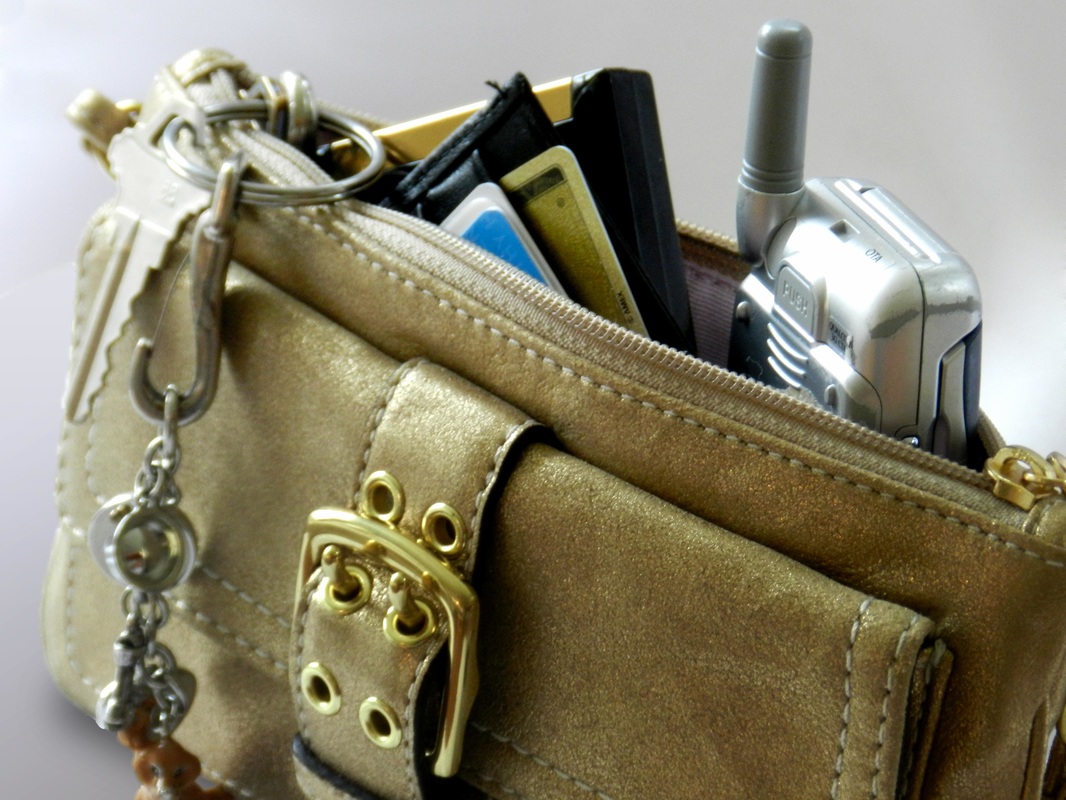 9 Things a Girl Should Have in her Handbag