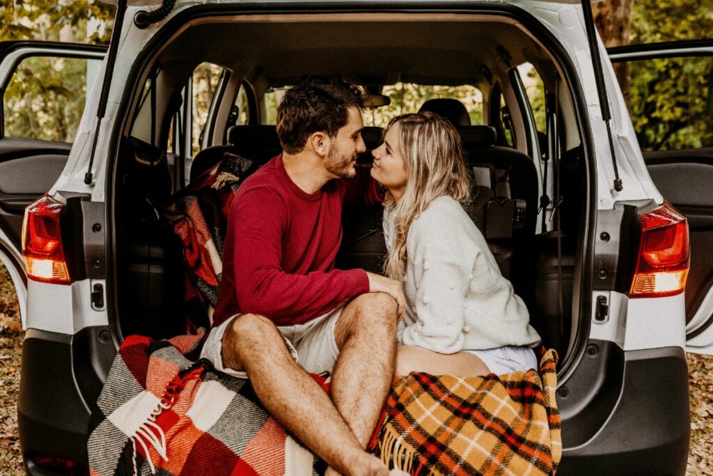 couple-enjoying-picnic-in-the-back-of-a-car